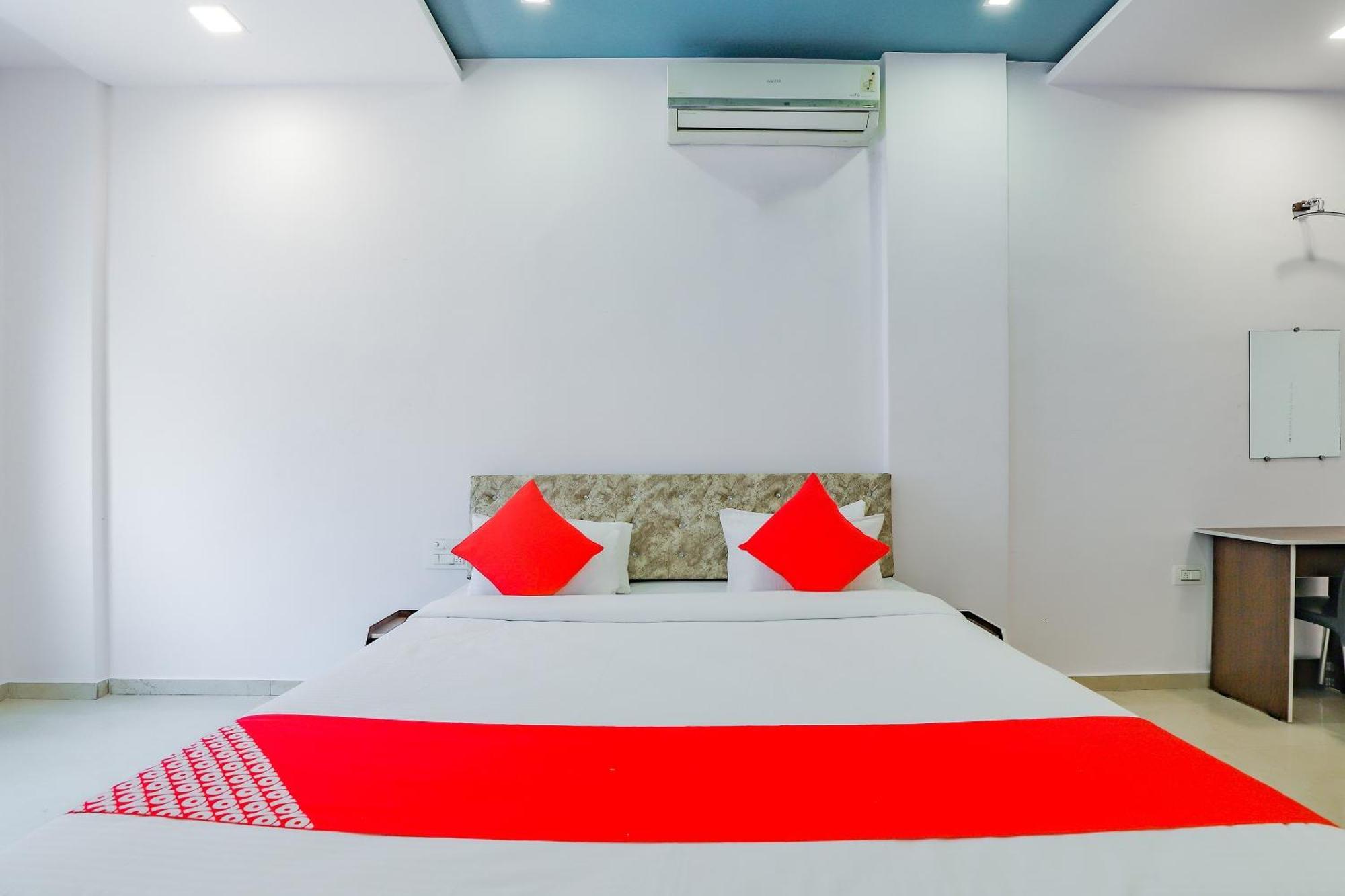 Oyo Hotel Fountain Сурат Экстерьер фото